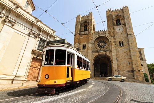 Tram giallo a Lisbona